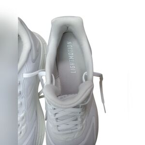 BNWB Adidas White Athletic Shoes Sleek Minimalist Design
